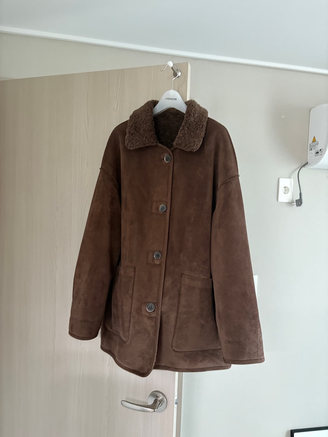 앤니즈 리버시블 쉐어링 무스탕 (브라운) 상품이미지1