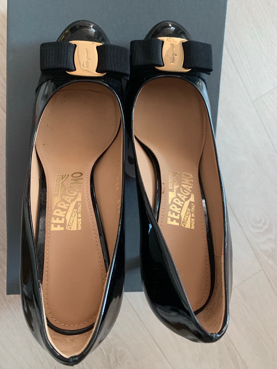 [240-245] 페라가모 까를라 7cm 유광 금장바라  리본구두 상품이미지4