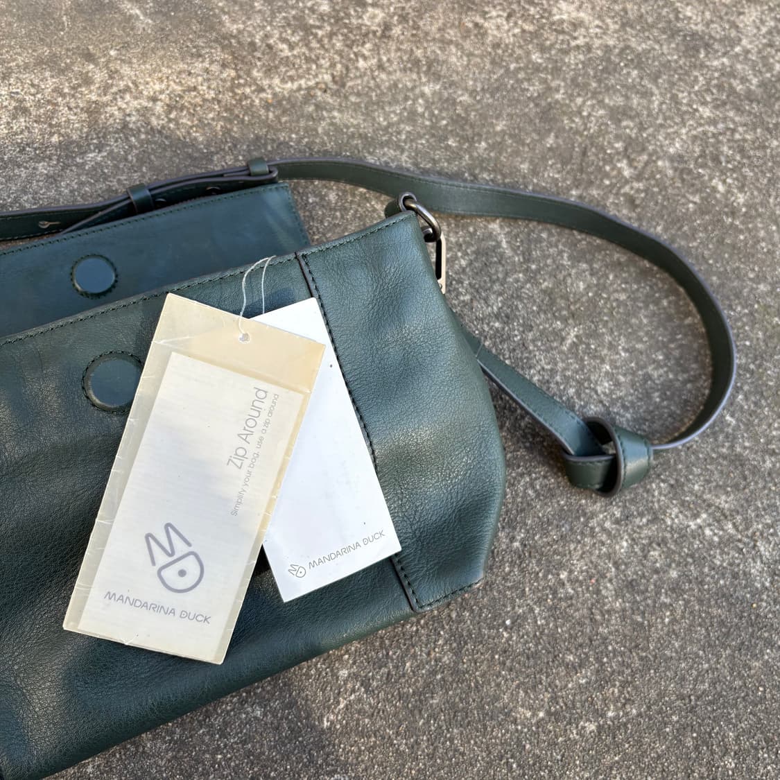 만다리나덕 집 어라운드 다크 그린 카프스킨 레더 백 상품이미지5