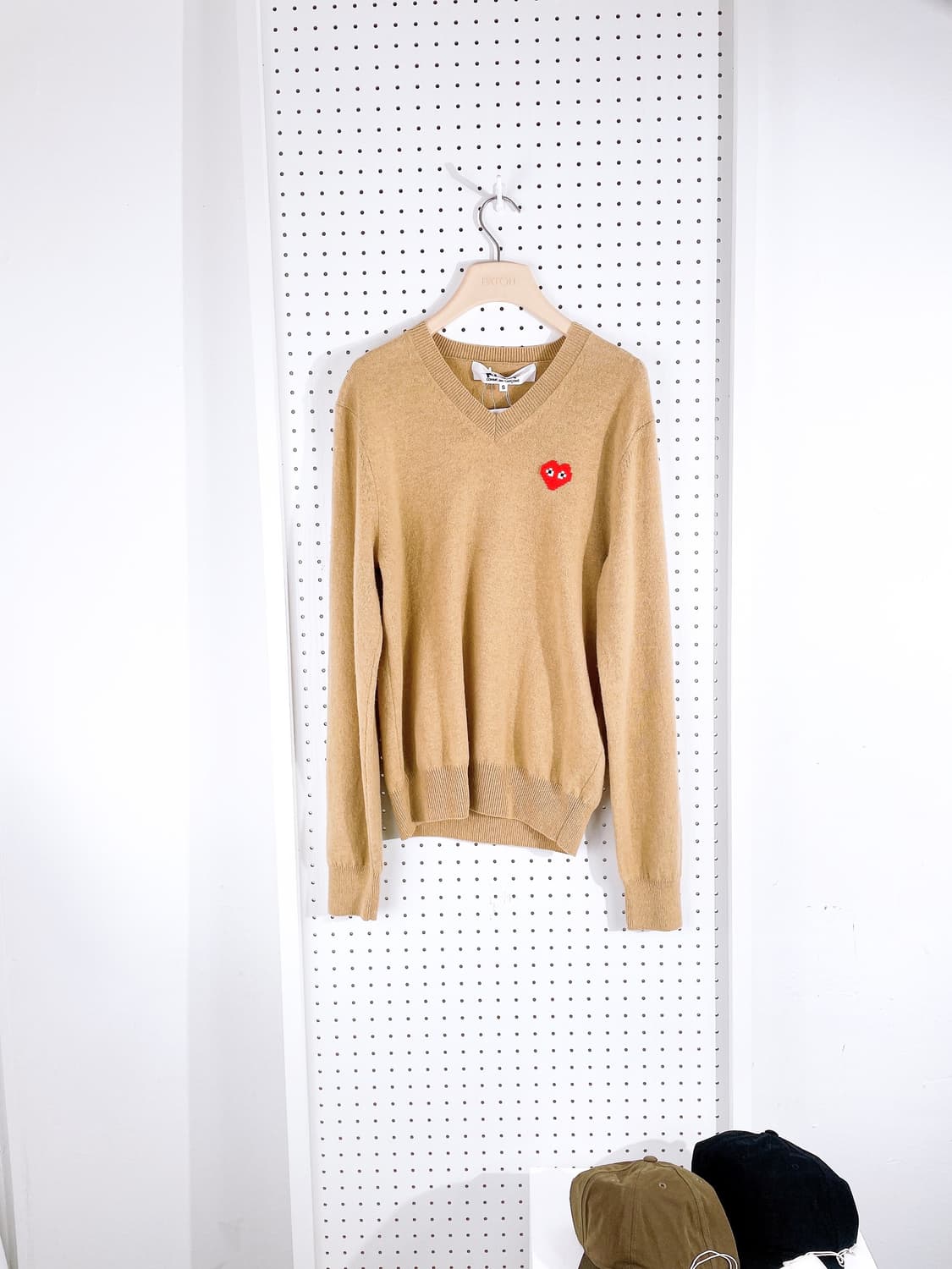 (정품/새상품) 꼼데가르송 공용 베이지 레드 하트 브이넥 니트 상품이미지1