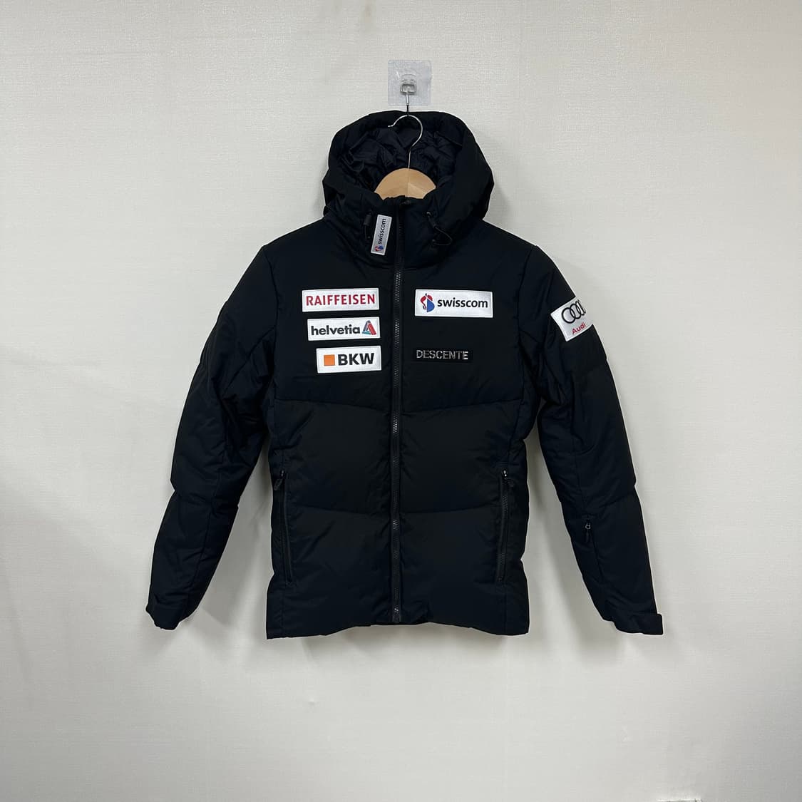 데상트 스폰서 블랙패딩S 상품이미지1