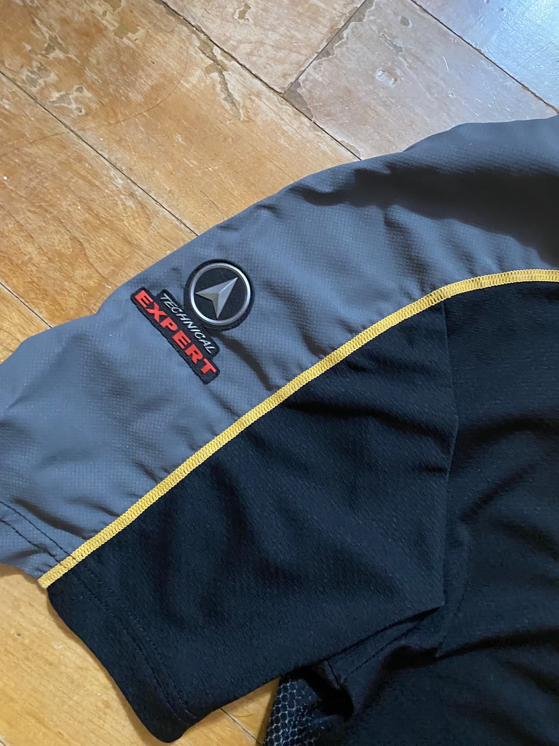 코오롱스포츠 옐로우/블랙 집업 티셔츠 105 상품이미지3