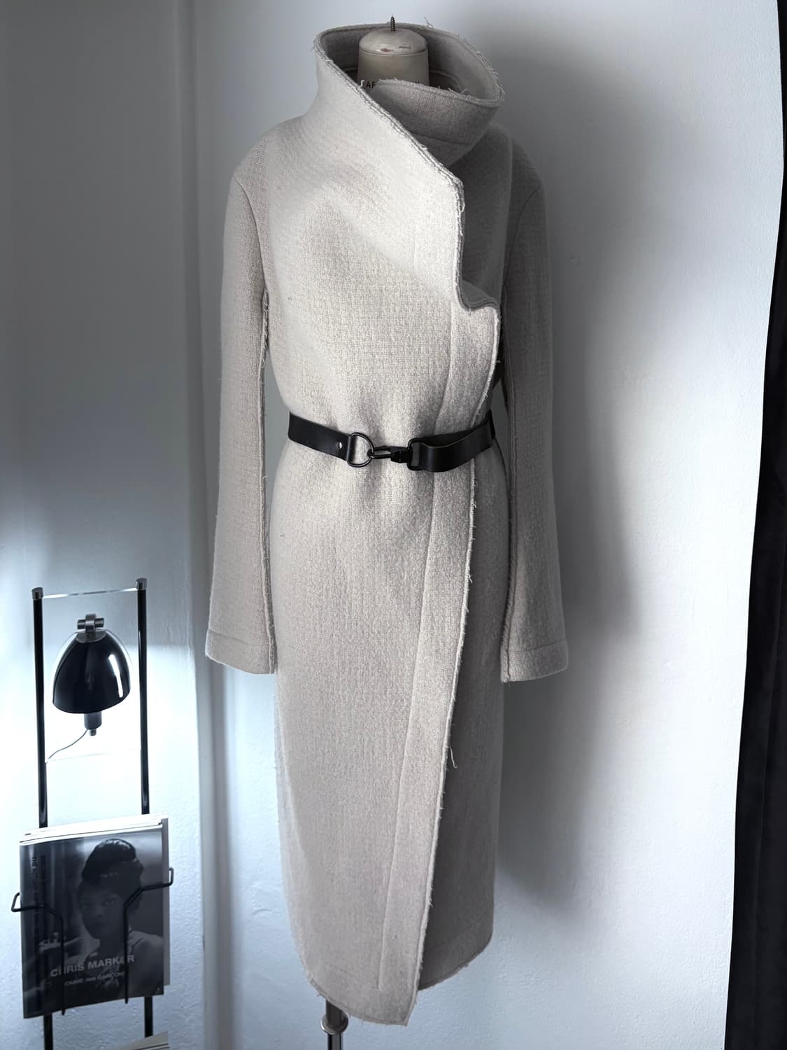 시스테레 2007a/w 'STROBO' 비대칭 프론트 랩 울 코트 상품이미지10