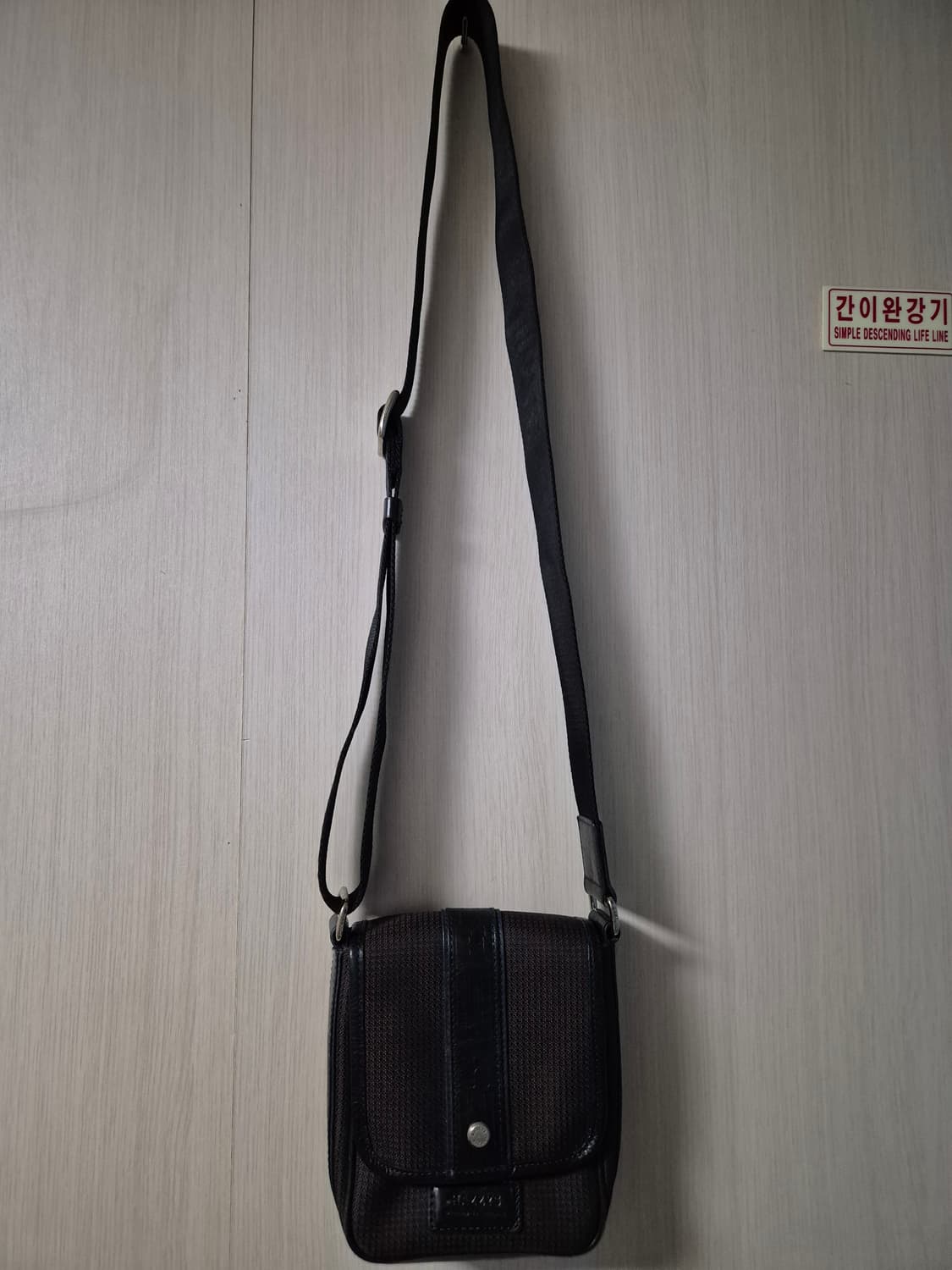 헤지스 남성 미니 크로스백 상품이미지1