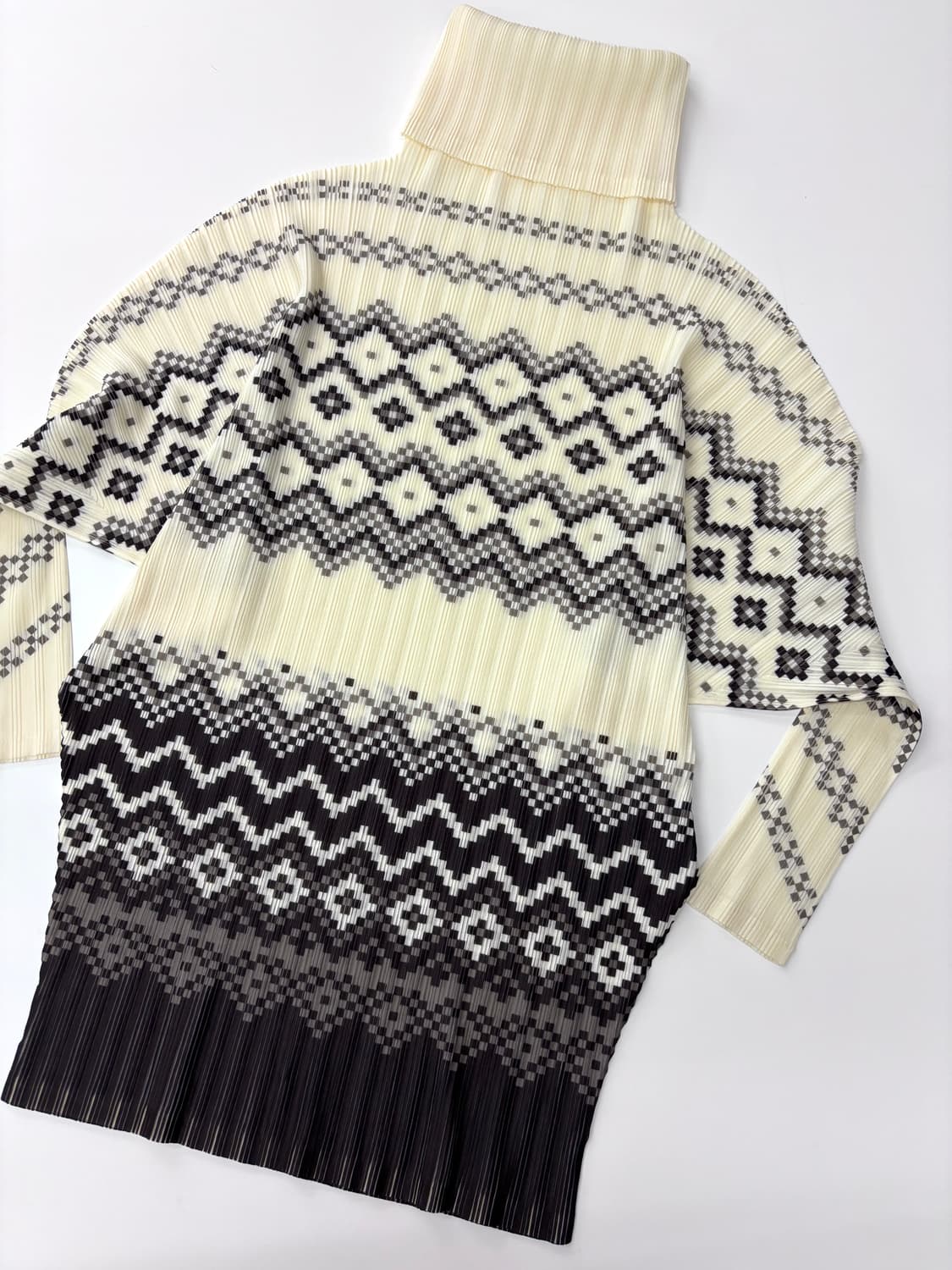Pleats Please 플리츠플리즈 터틀넥 도트 패턴 블라우스 상품이미지4