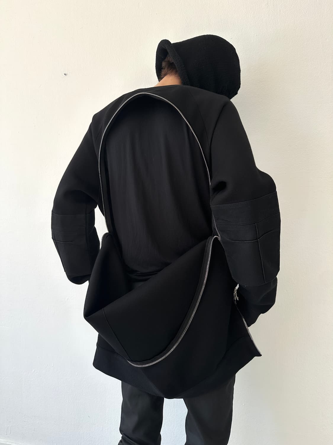 지방시 리카르도 티시 도킹 지퍼 아머 맨투맨 상품이미지5