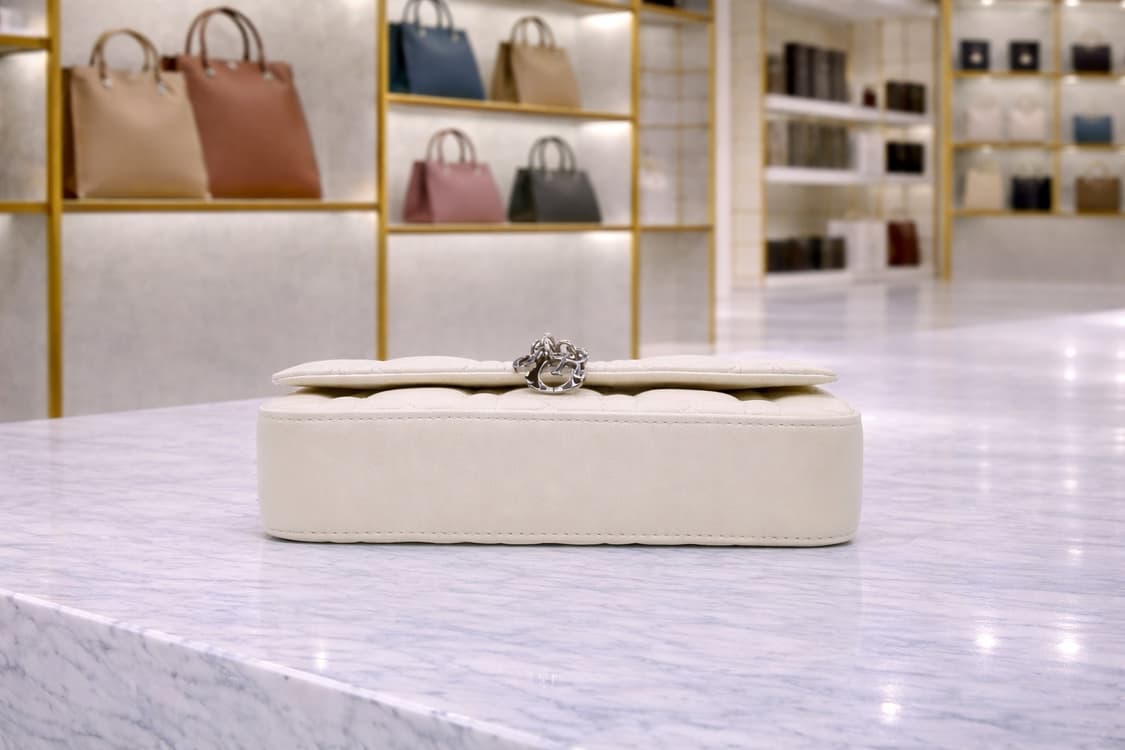 [A급] 디올 레이디 휴대폰 파우치 판매합니다!!! 상품이미지3