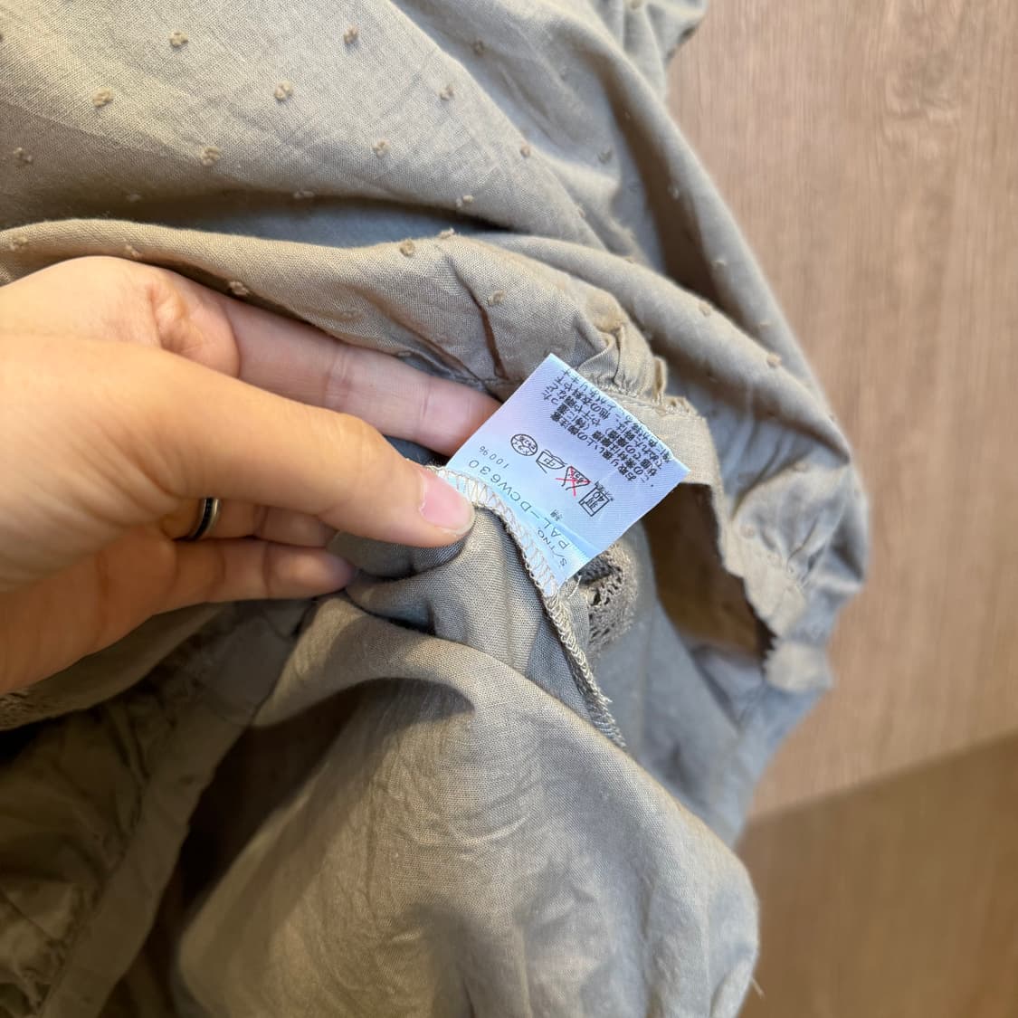 빈티지 브이넥 반팔 블라우스 도트 자수 버튼업 디테일 루즈핏 브라운 상품이미지6