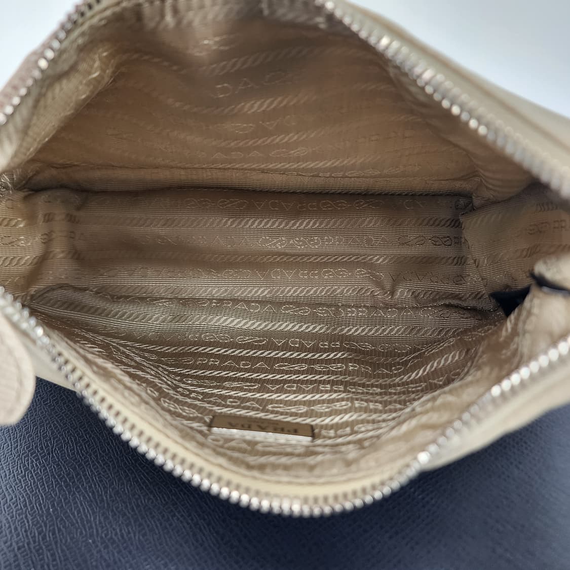 상태최상 프라다 리에디션 2005 리나일론 숄더백 데저트 베이지 상품이미지10