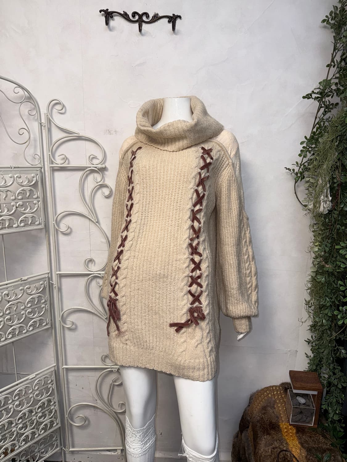 Ivory lace layered ribbon turtleneck ops 상품이미지1