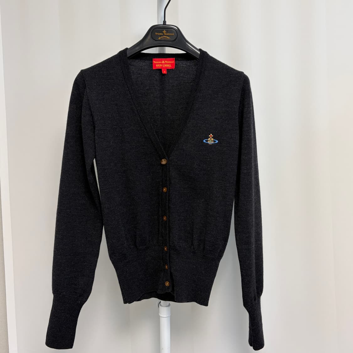 비비안웨스트우드 레드라벨 ORB로고 브이넥 울 가디건 상품이미지1