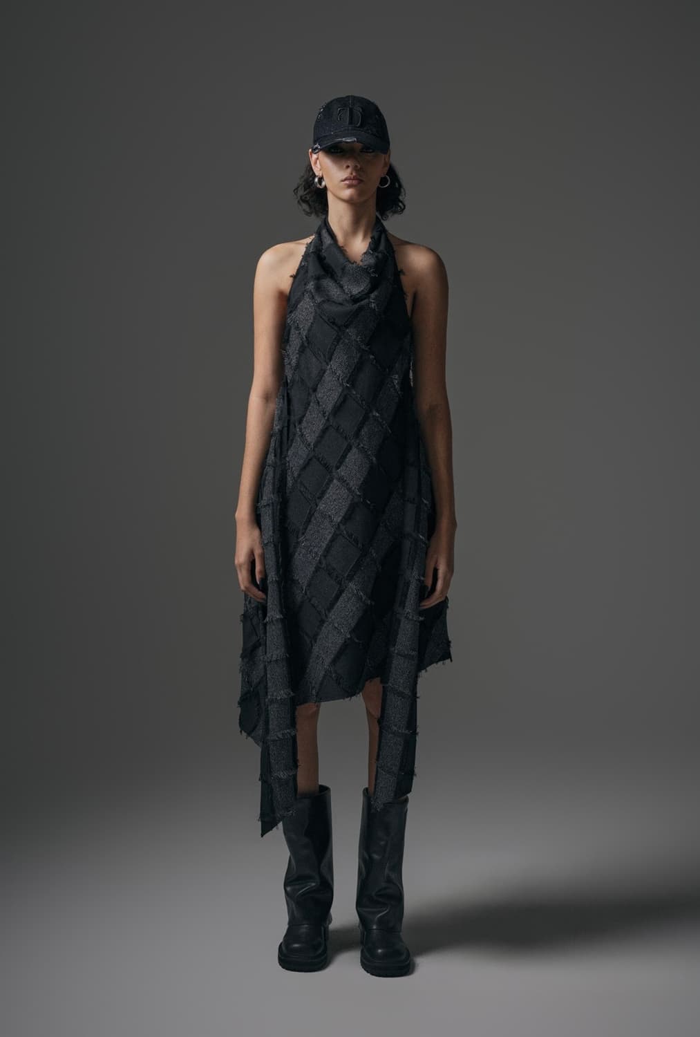 트리밍버드 프린지 홀터넥 드레이프 원피스 (챠콜) 상품이미지1