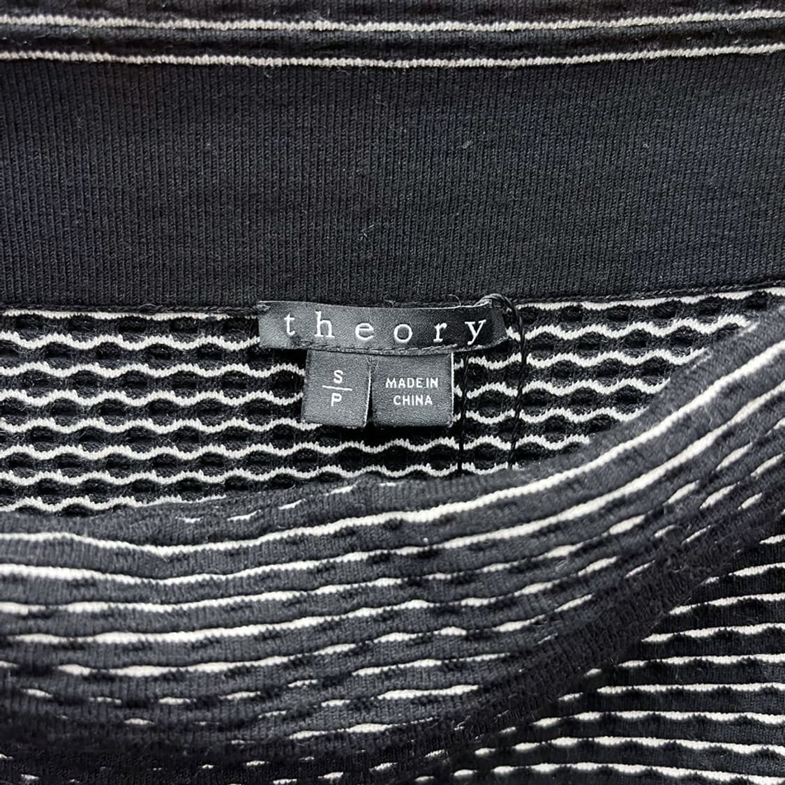 띠어리 미니 울 스커트 스판 밴딩 스트라이프 패턴 디테일 H라인 블랙 상품이미지6