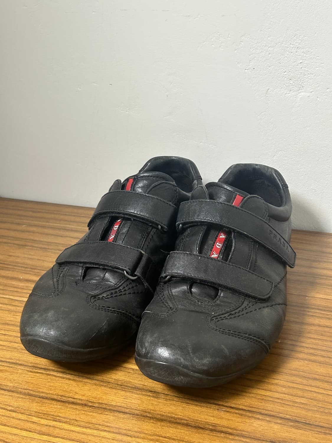 [prada] 프라다 벨크로 플랫슈즈 상품이미지1