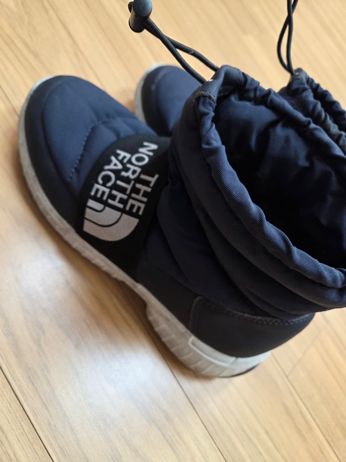 네이비 색상 노스페이스 방한 부츠 240mm입니다. 모델명은 NS99이구 상품이미지4