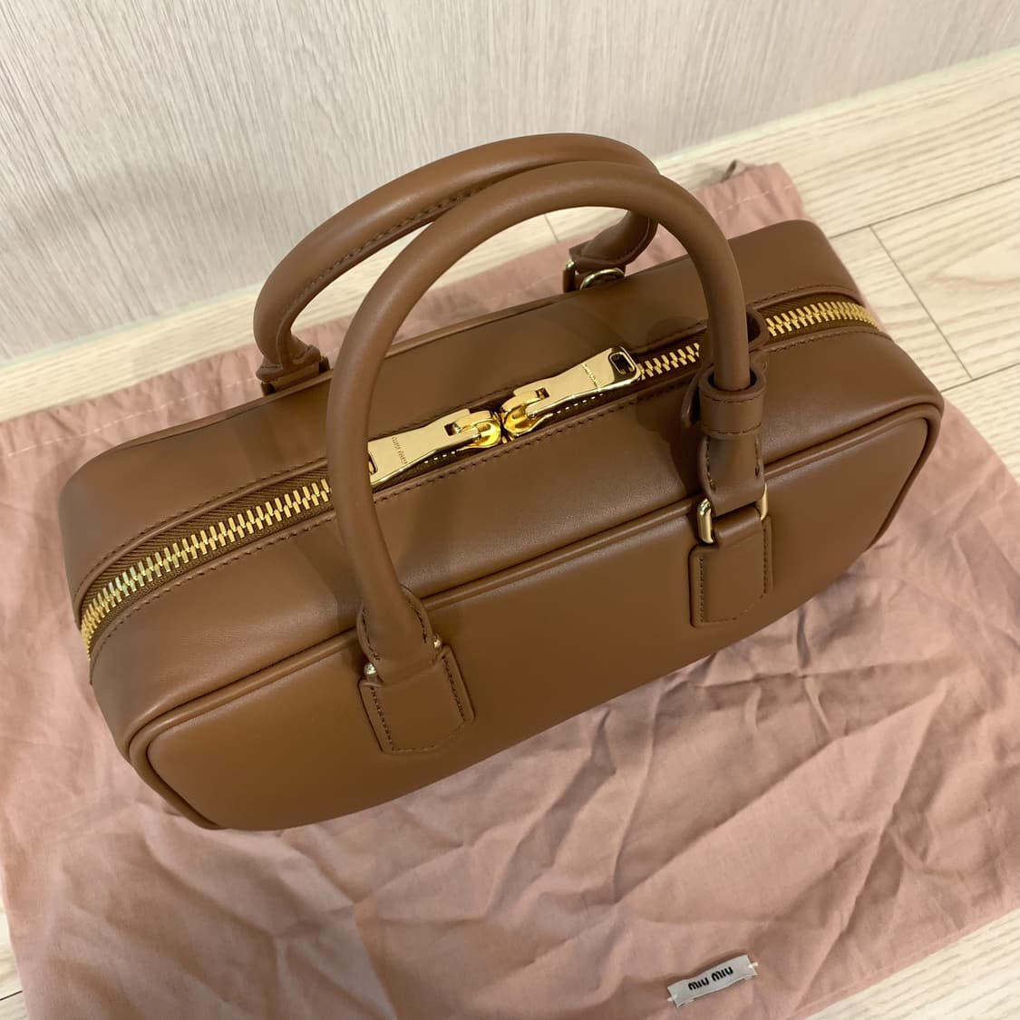 미우미우 레더 아르카디백 라지 꼬냑 수지 장원영 가방 상품이미지2