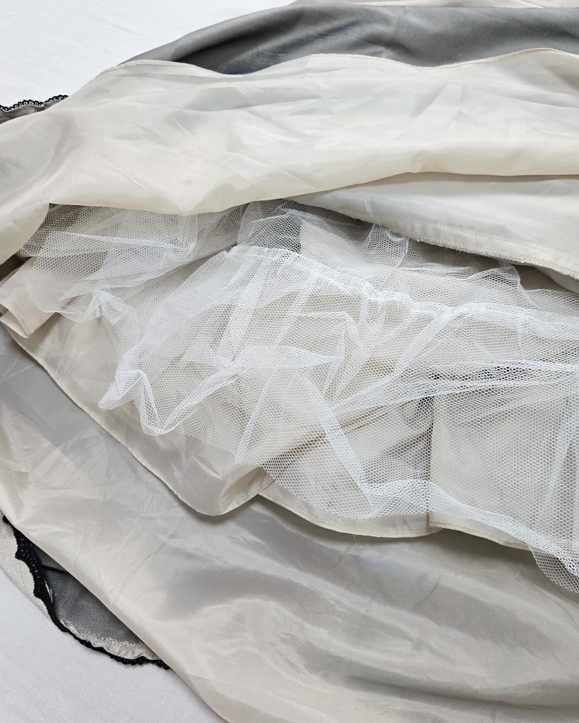 드레스데코 글로시 실버 커브드 티어 드레스 상품이미지6