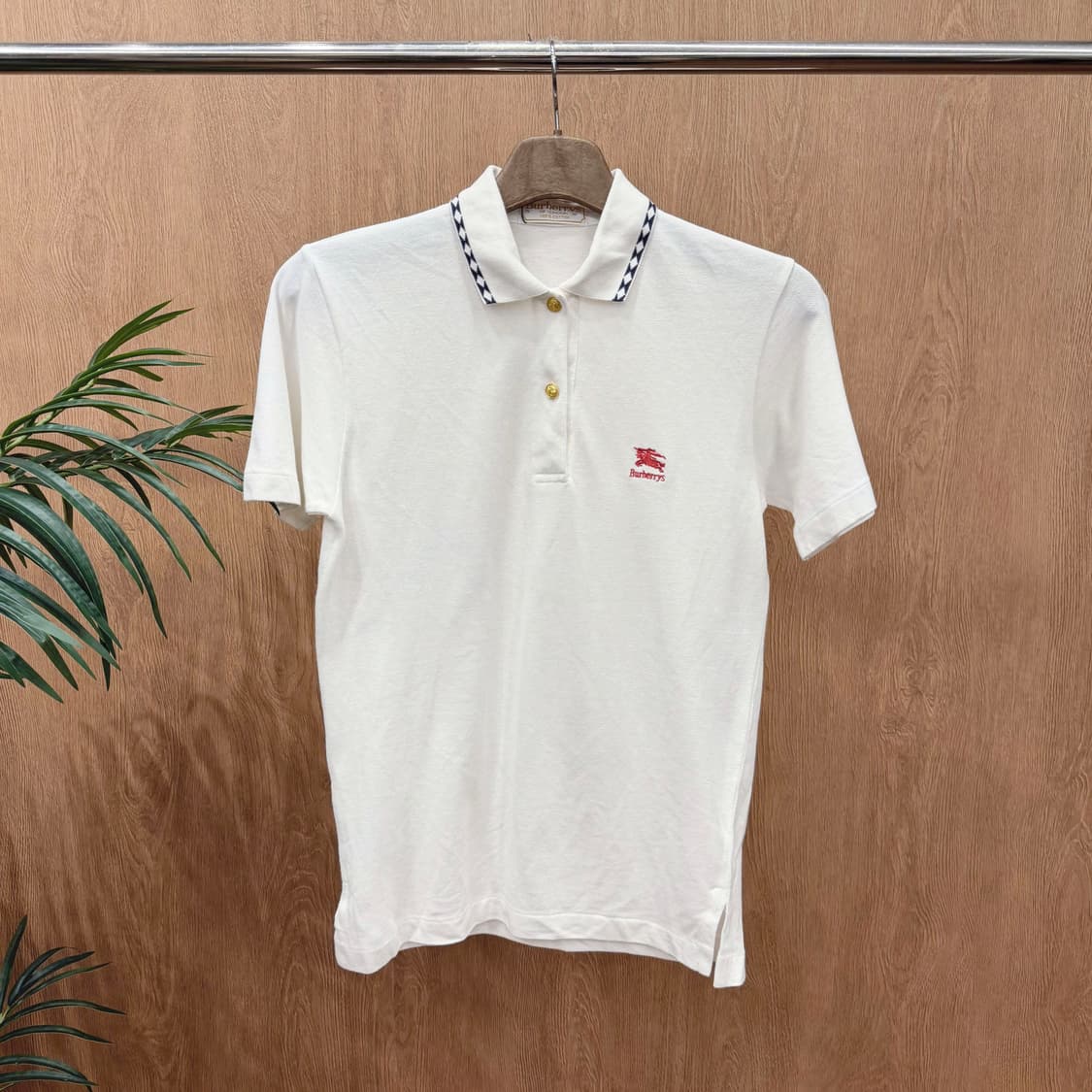 버버리 코튼 PK 티셔츠 배색 패턴 카라 골드 버튼 디테일 화이트 상품이미지1