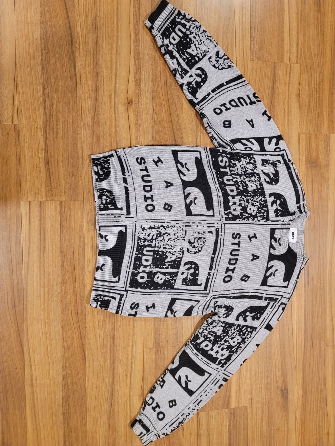 아이앱&오베이 페이디드 포스터 스웨터 그레이 멀티 상품이미지4