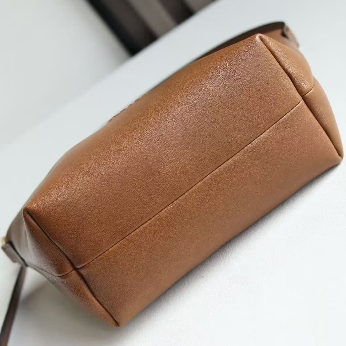 미우 미우 나파 레더 파우치 오크 상품이미지6