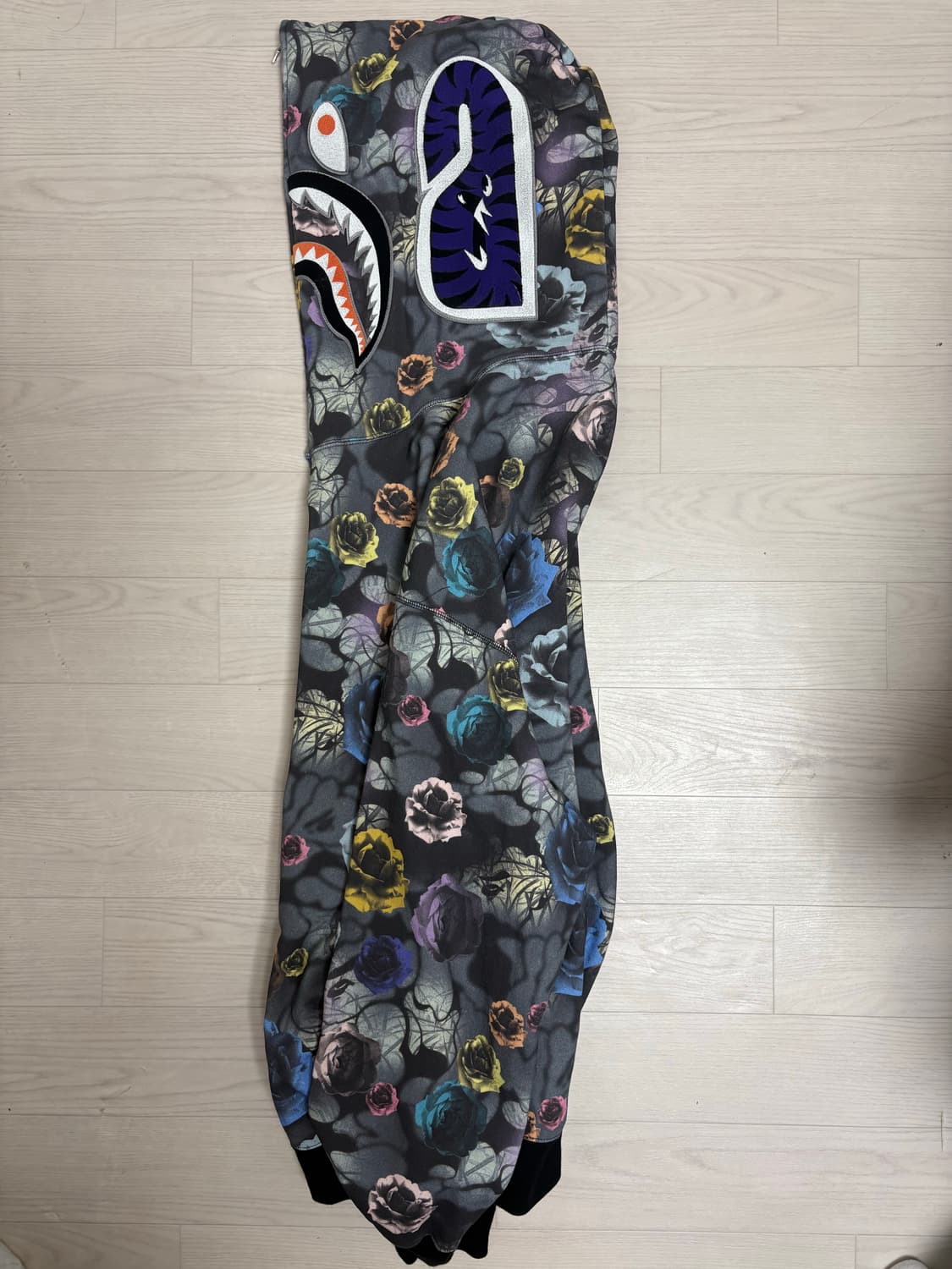 [XL] 새상품급 베이프 플로럴 샤크 후드집업 판매합니다 상품이미지2