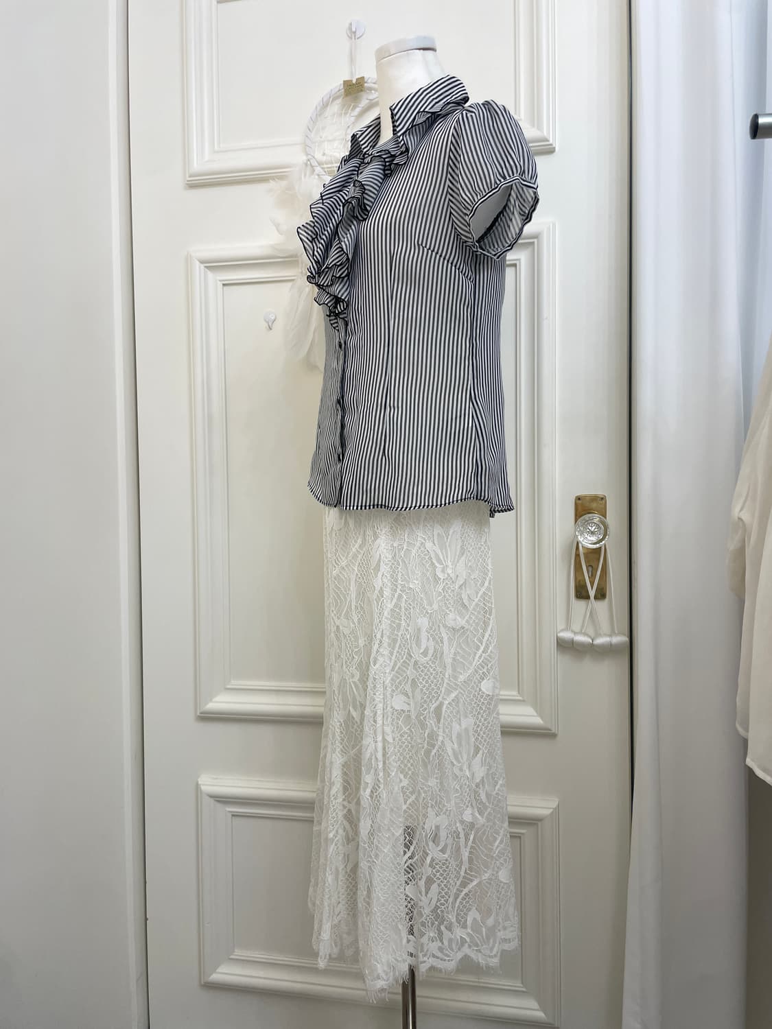 black stripe frill point puff blouse 상품이미지3