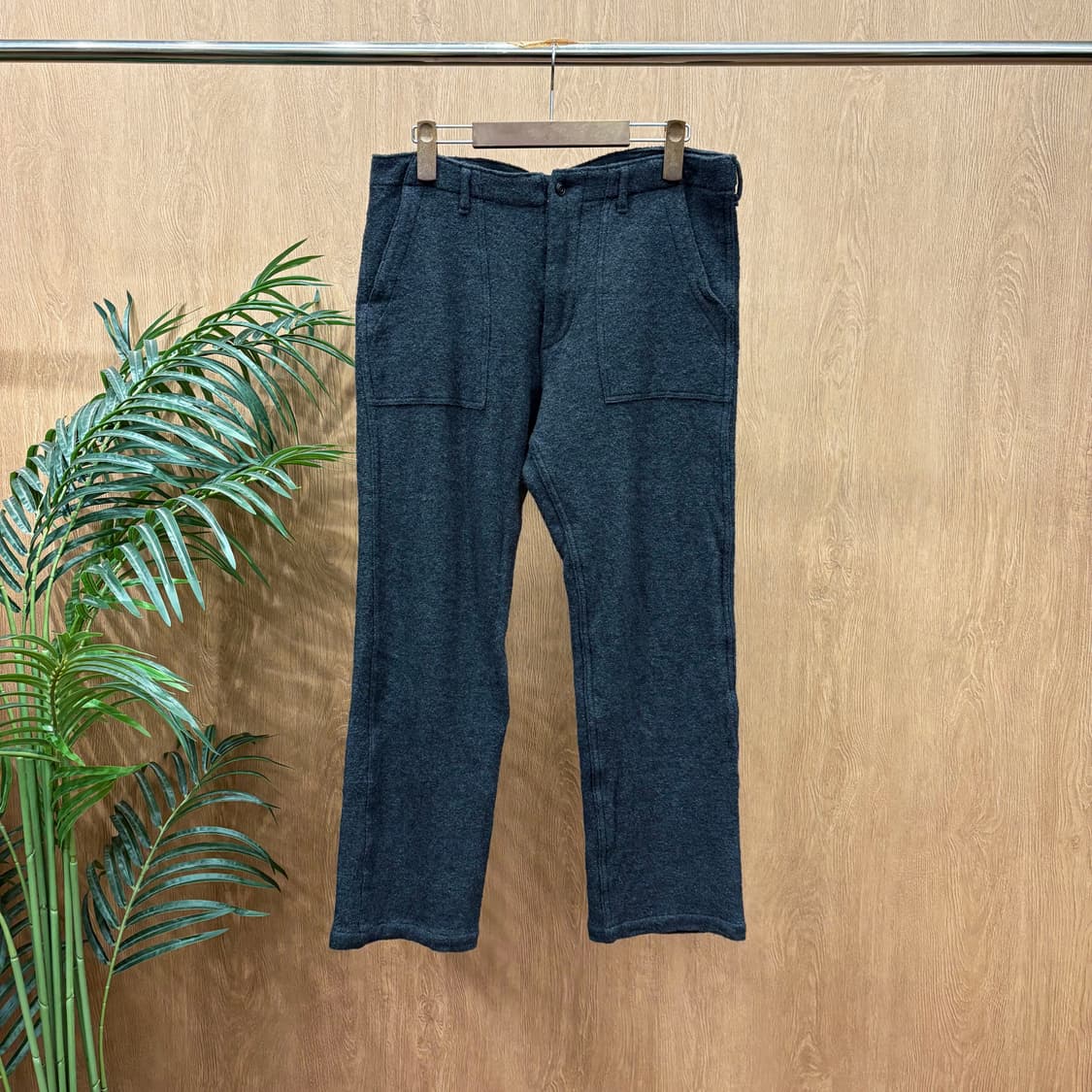 단톤 울 블렌드 워크 팬츠 사각 패치 포켓 로고 패치 버튼 디테일 차콜 상품이미지1