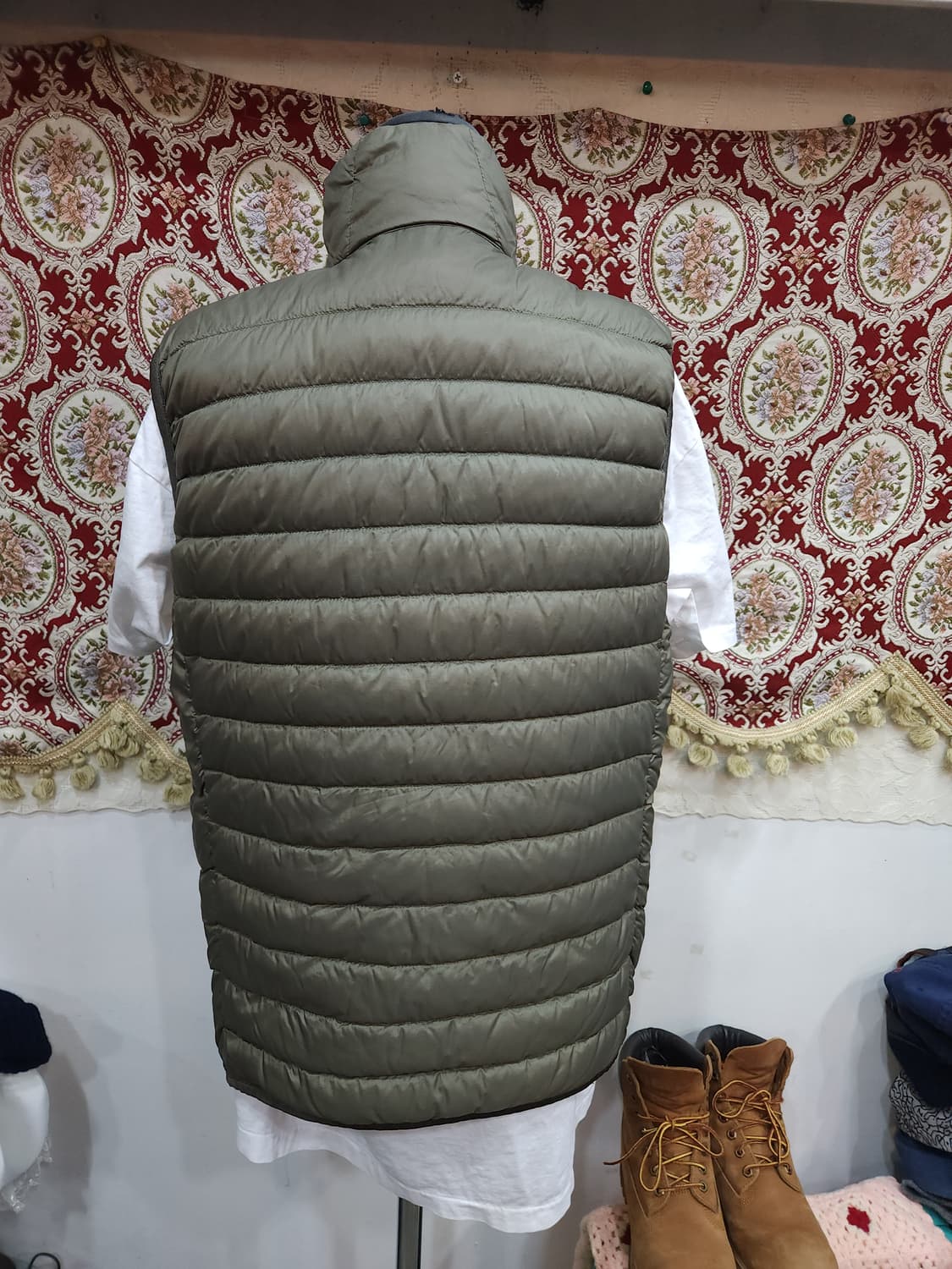 유니클로 카키 오리털 경량 패딩조끼

 상품이미지5