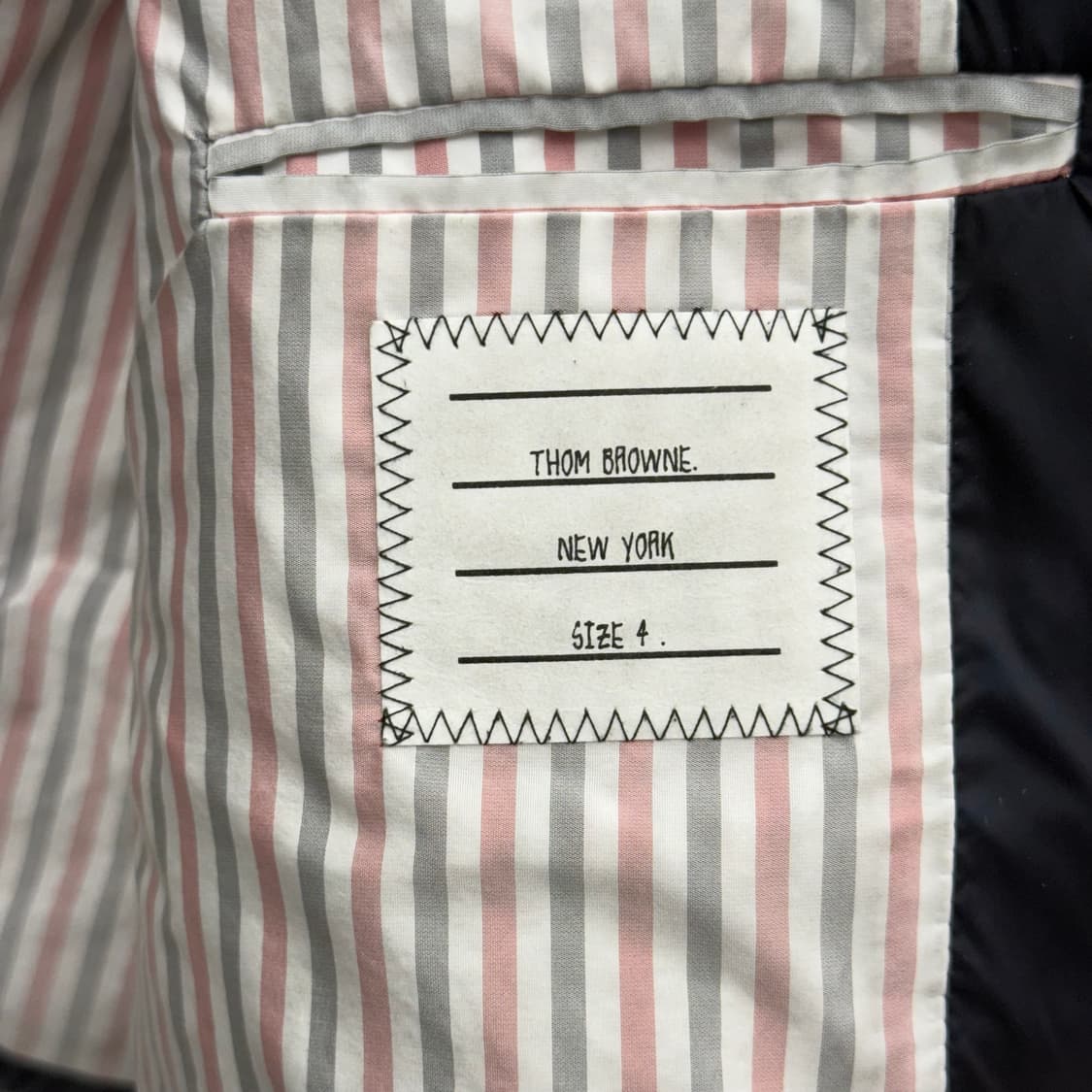 [4] 톰브라운 사선 나일론 금장 조끼패딩 상품이미지8