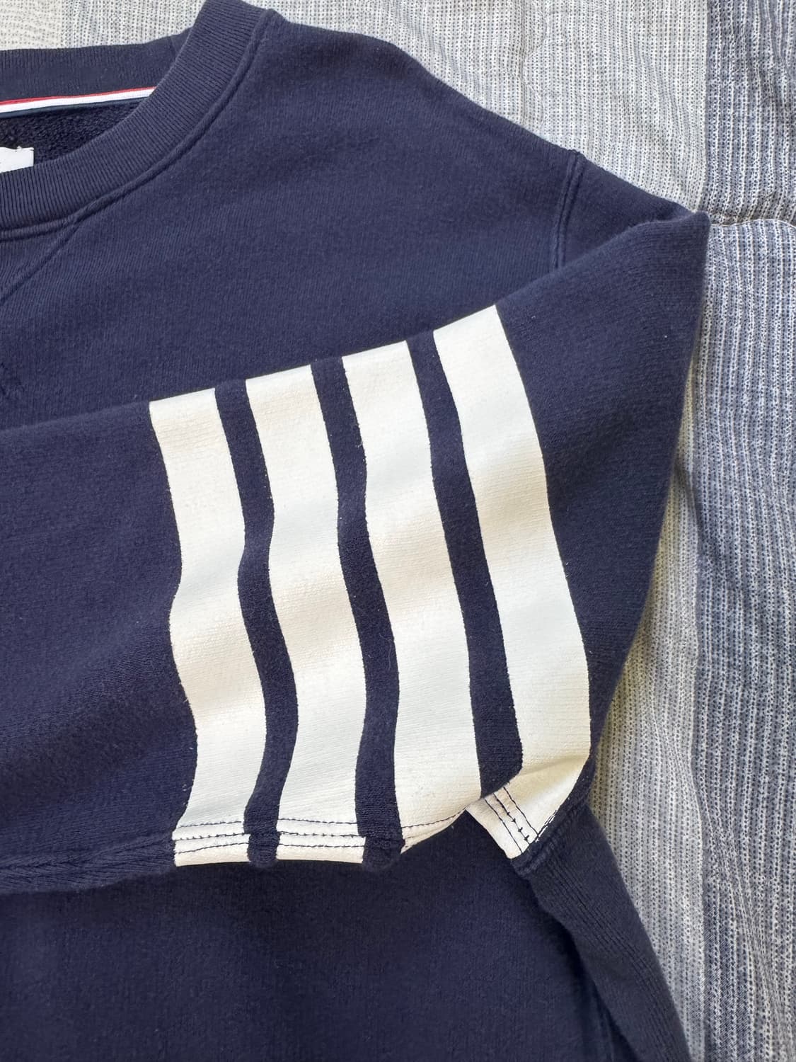 톰브라운 맨투맨 네이비 상품이미지4