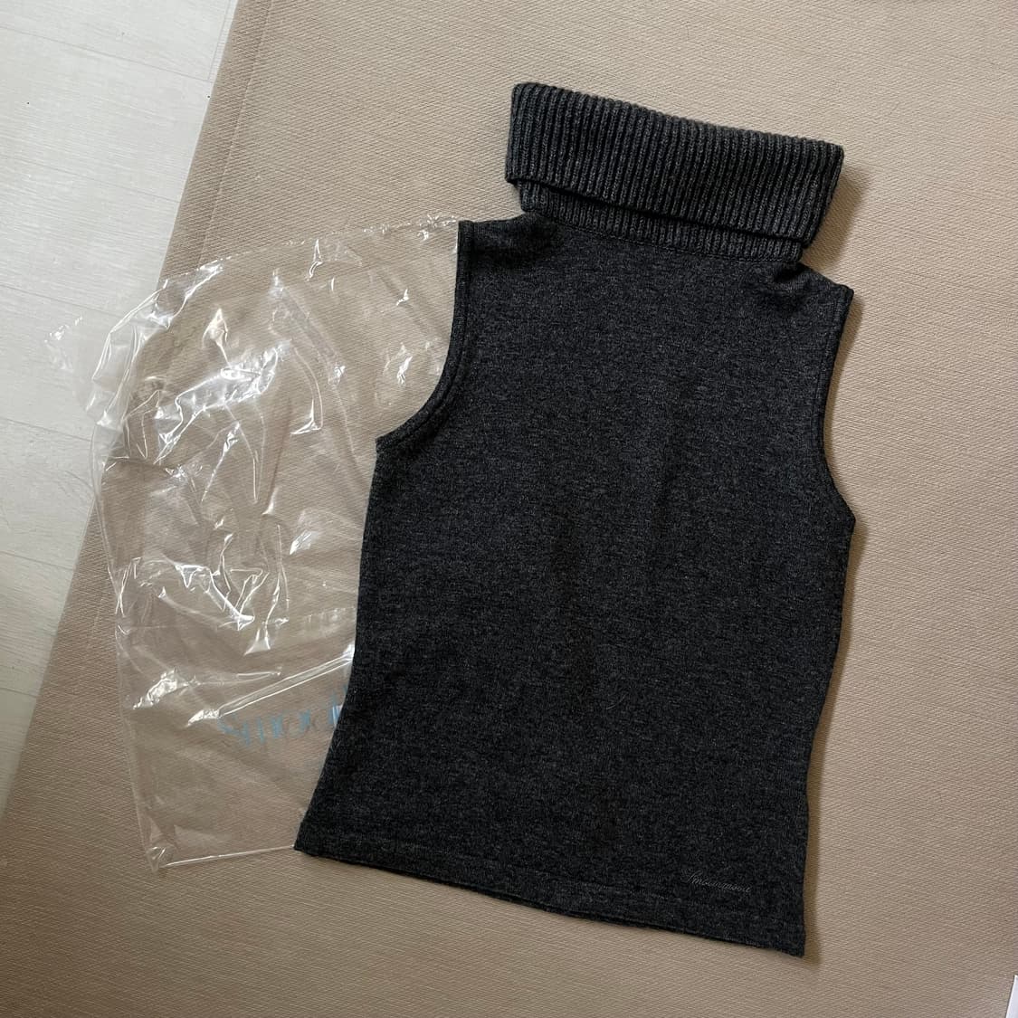 스무드무드 말로우 터틀넥 니트_차콜 상품이미지6