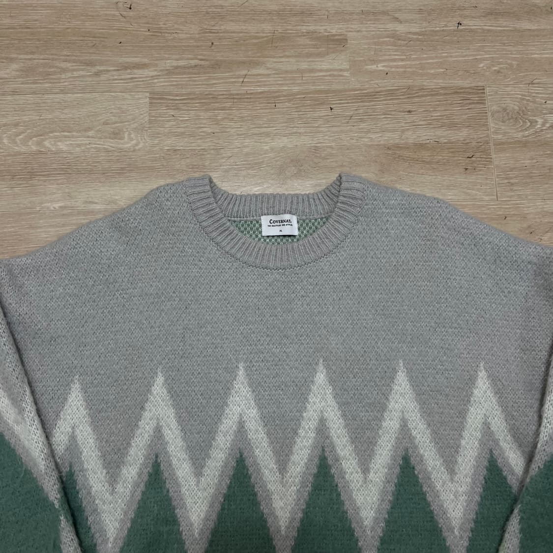 포근한 모헤어와 모직 소재가 혼용되어 보온성이 뛰어나며, 전면의 큼지막한 상품이미지2