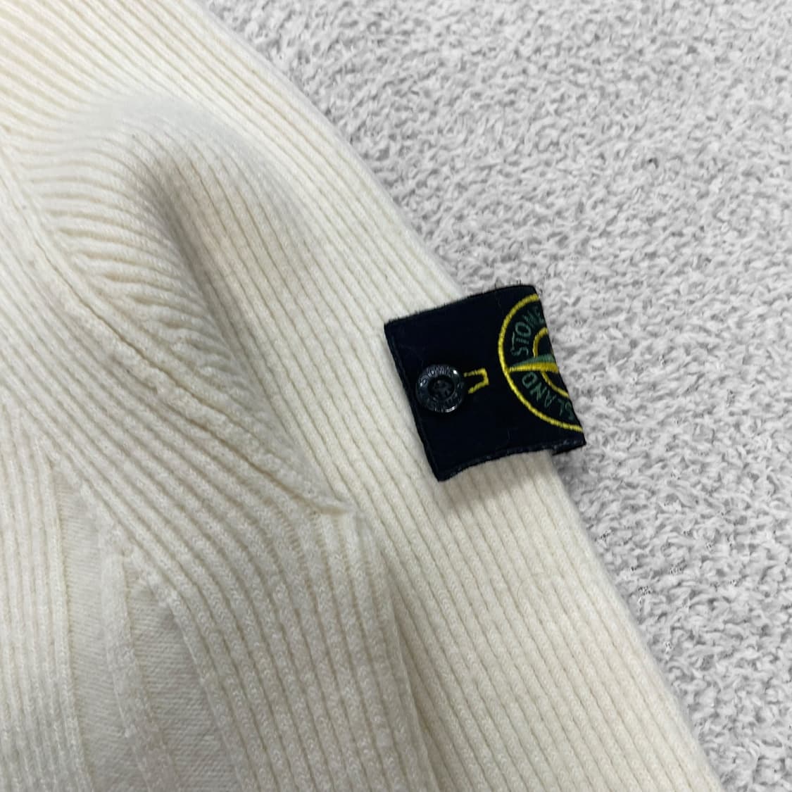 스톤아일랜드 와펜 패치 울 터틀 넥 니트 오프화이트 상품이미지3