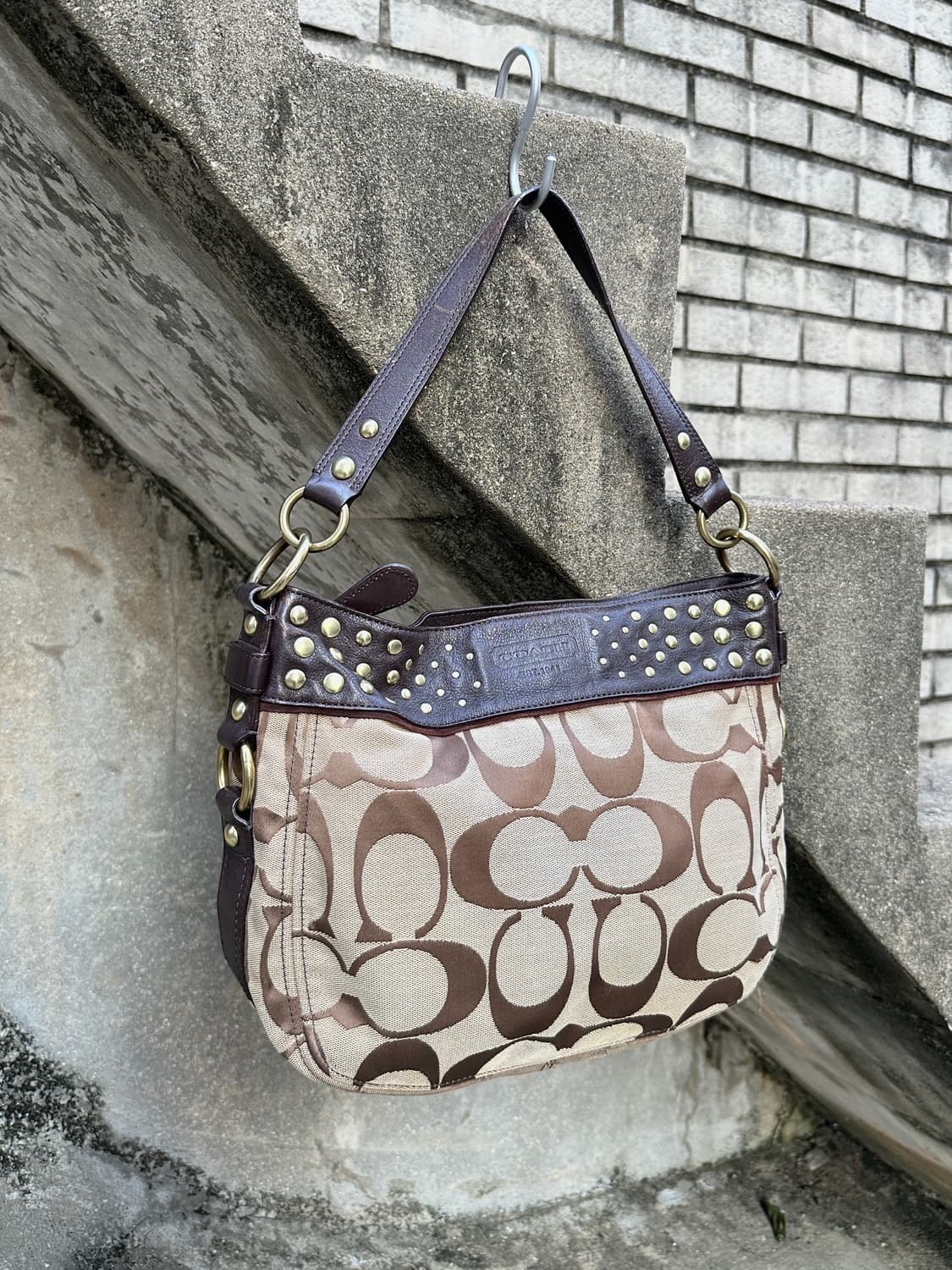 COACH stud point shoulder bag 상품이미지1