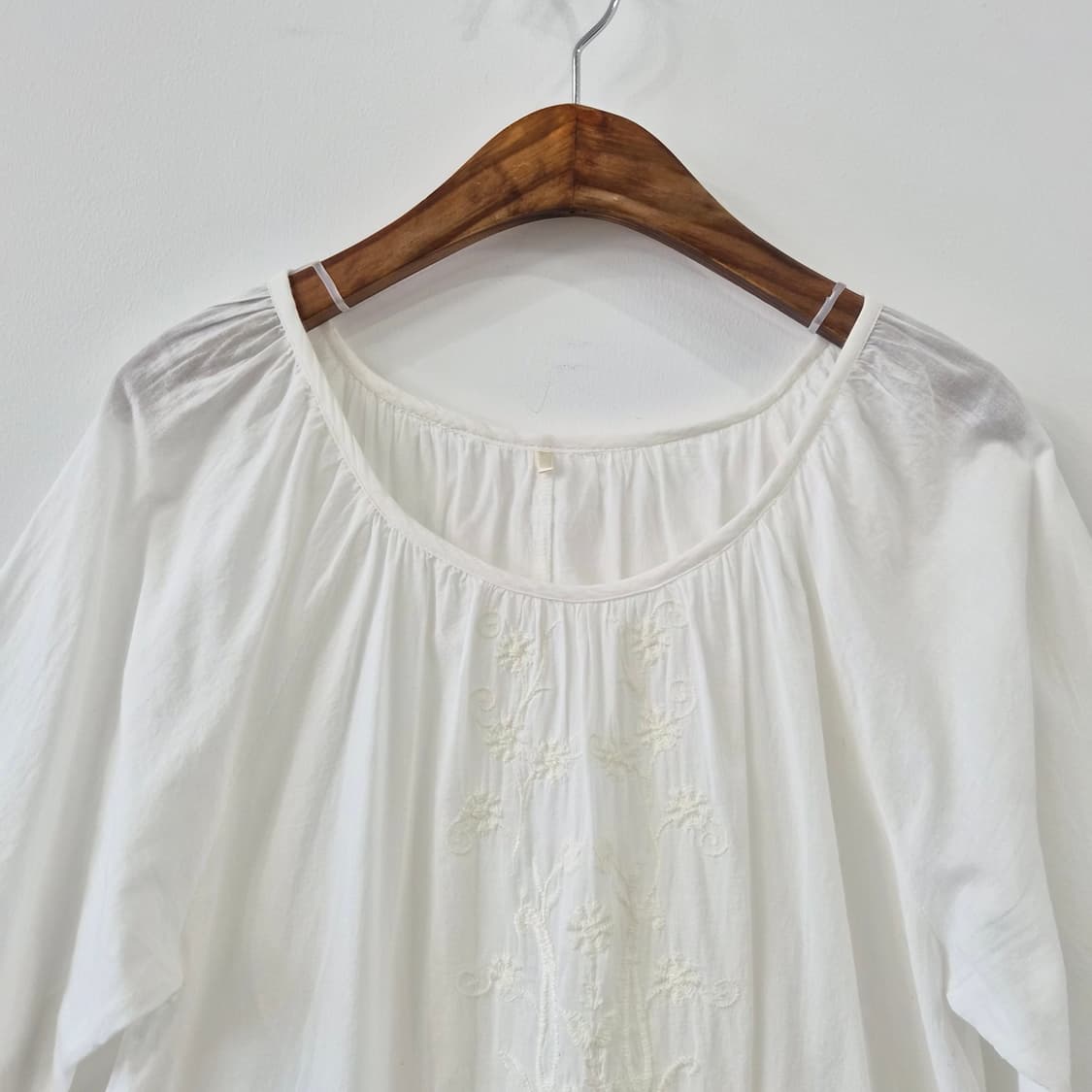 아이보리 자수 셔링 반팔 블라우스 상품이미지3