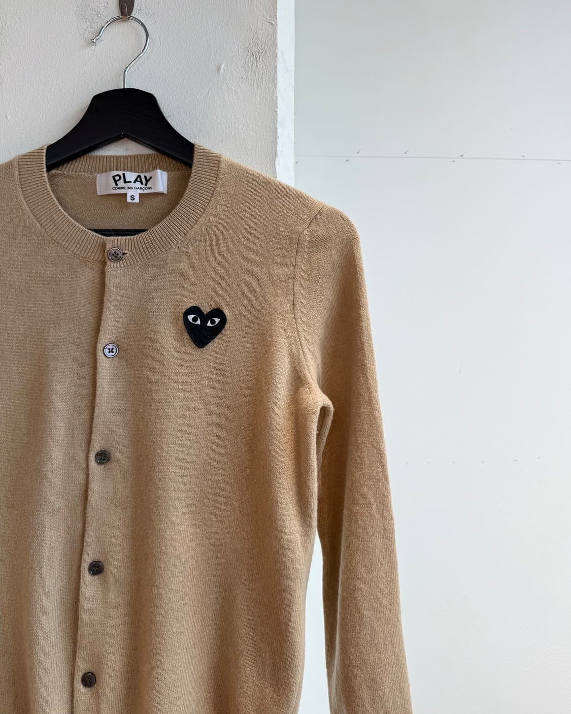 꼼데가르송 플레이 베이지 블랙 하트와펜 가디건  상품이미지5