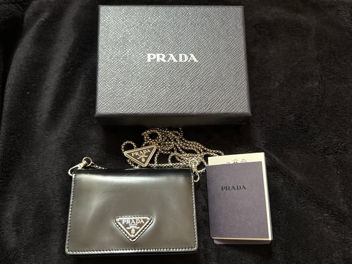 프라다 숄더 스트랩 브러쉬드 레더 카드 홀더 상품이미지6