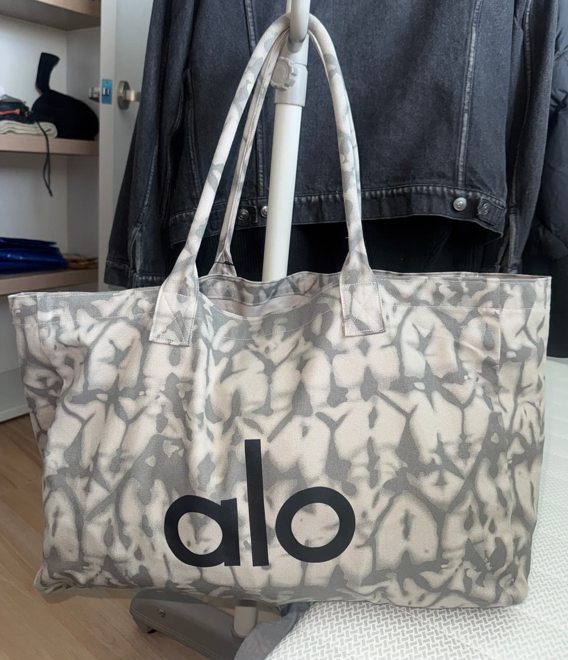 알로 요가 아이코닉 쇼퍼 토트 백 그레이 타이다이 상품이미지2