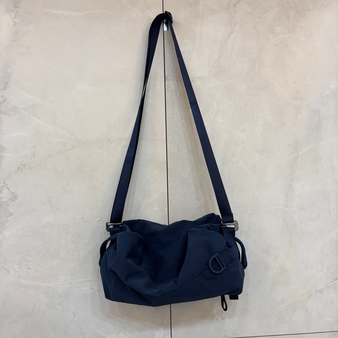 룰루레몬 네이비 크로스백 상품이미지5