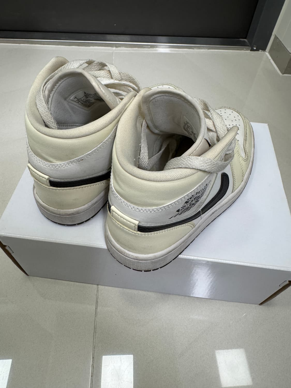 나이키 조던 1 미드 코코넛 밀크 220 상품이미지3