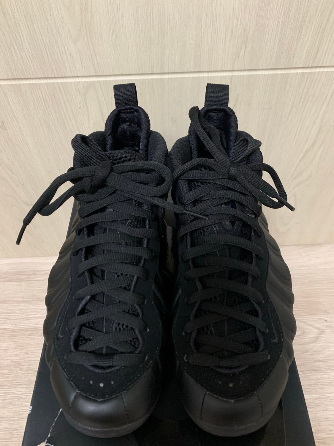 나이키 에어 폼포짓 원 블랙 앤트러사이트 상품이미지2