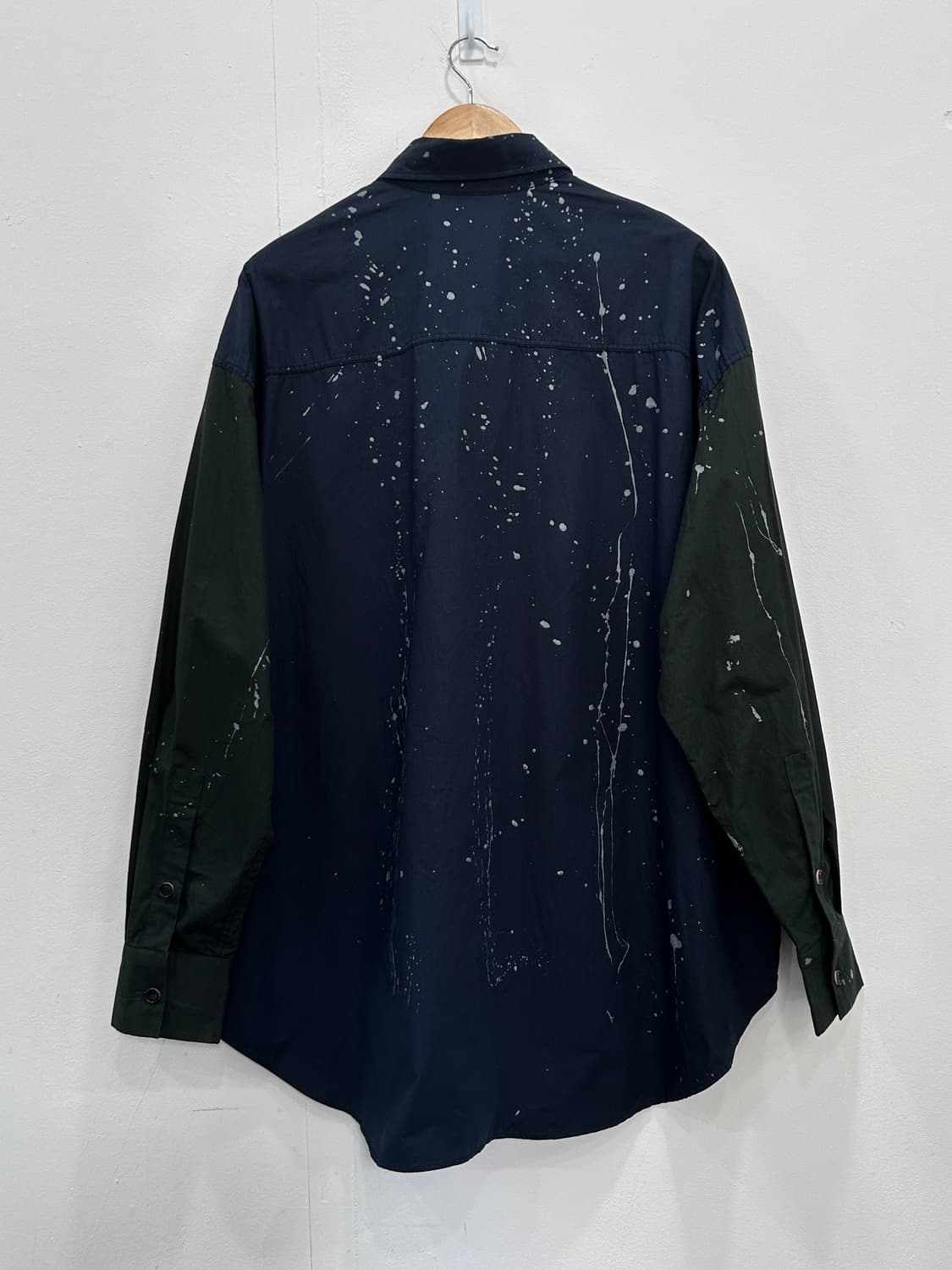 더일마 the ilma 페인트 스플래터 오버핏 셔츠 네이비카키 상품이미지3