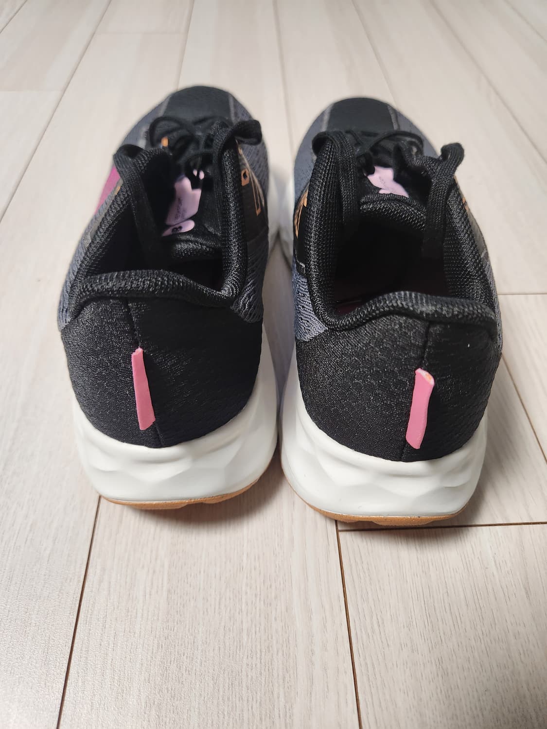 새상품급)뉴발란스 운동화 아리쉬v4 블랙 퍼포먼스 프레쉬폼 러닝화 WAR 상품이미지4