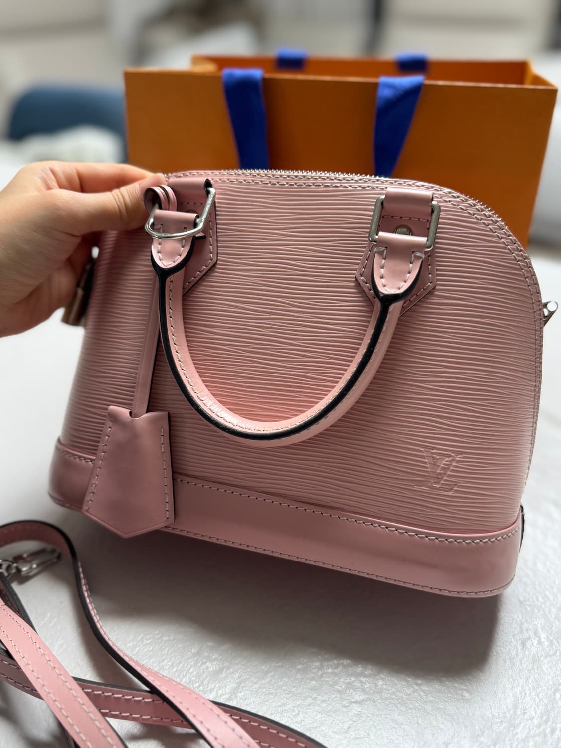 루이비통 알마 BB 에삐 핑크 토트백 상품이미지3