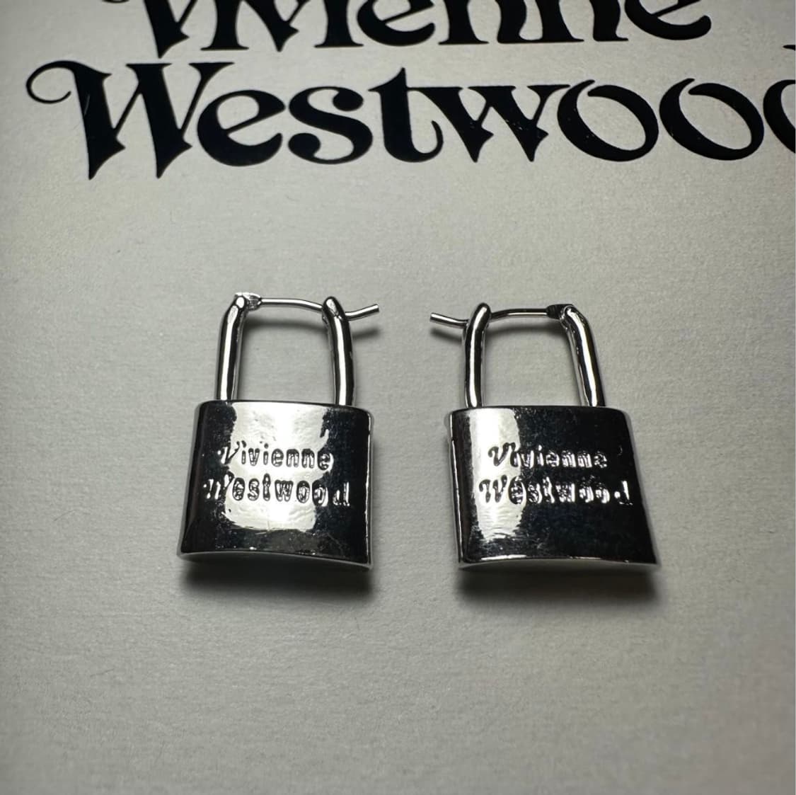 비비안웨스트우드 아카이브 크리스탈 큐빅 orb 자물쇠 귀걸이 상품이미지3