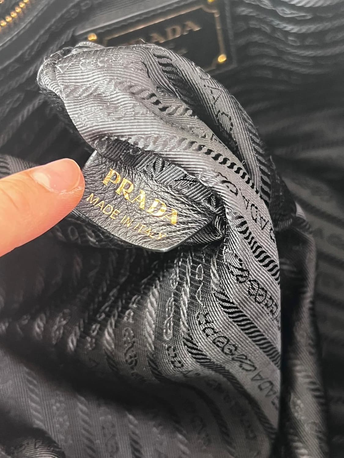 프라다 블랙 보우 레더 리본 사첼백 상품이미지10