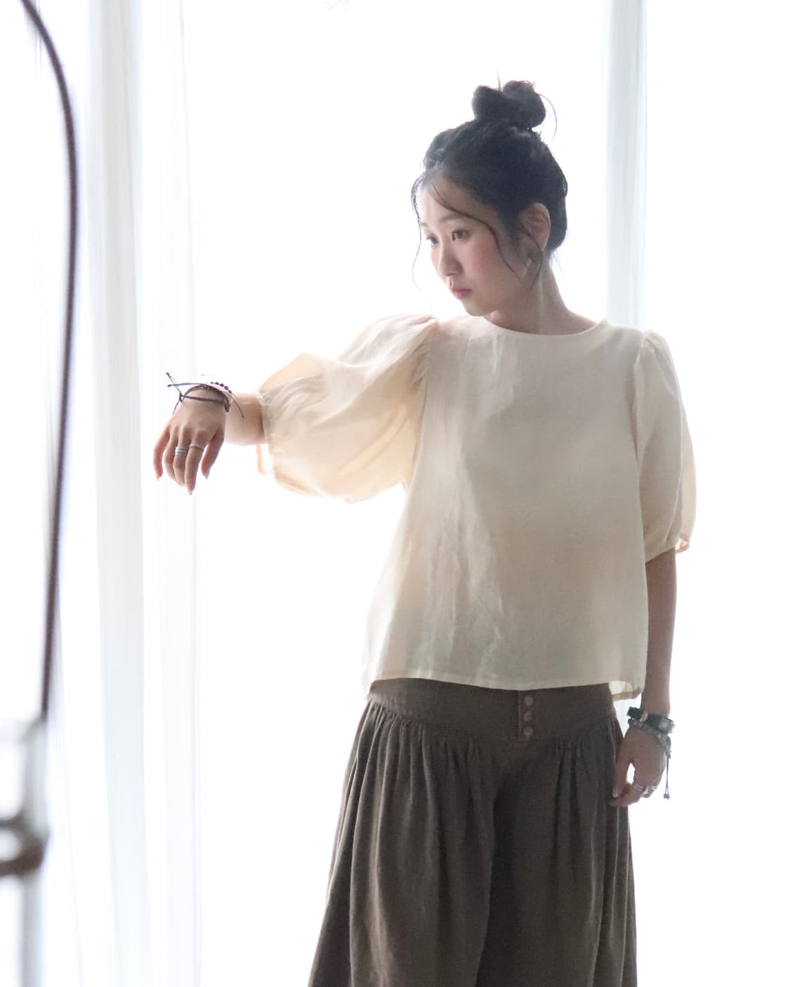 [Crisp] Back Ribbon Puff Linen Blouse 상품이미지3