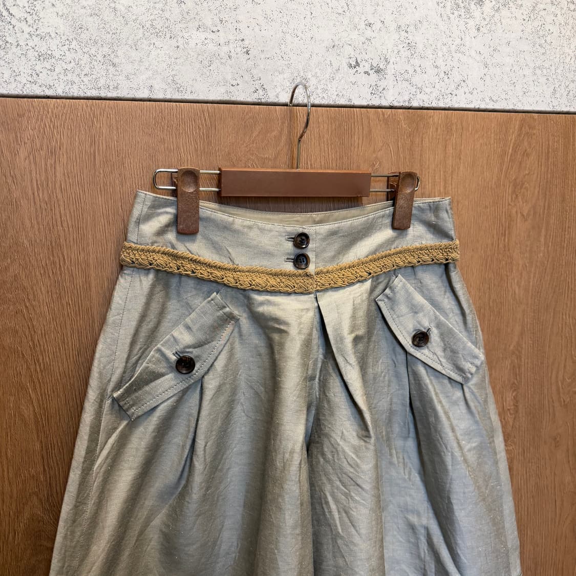 버버리 블랙 라벨 반바지 브레이드 트리밍 버튼 포켓 핀턱 디테일 베이지 상품이미지6