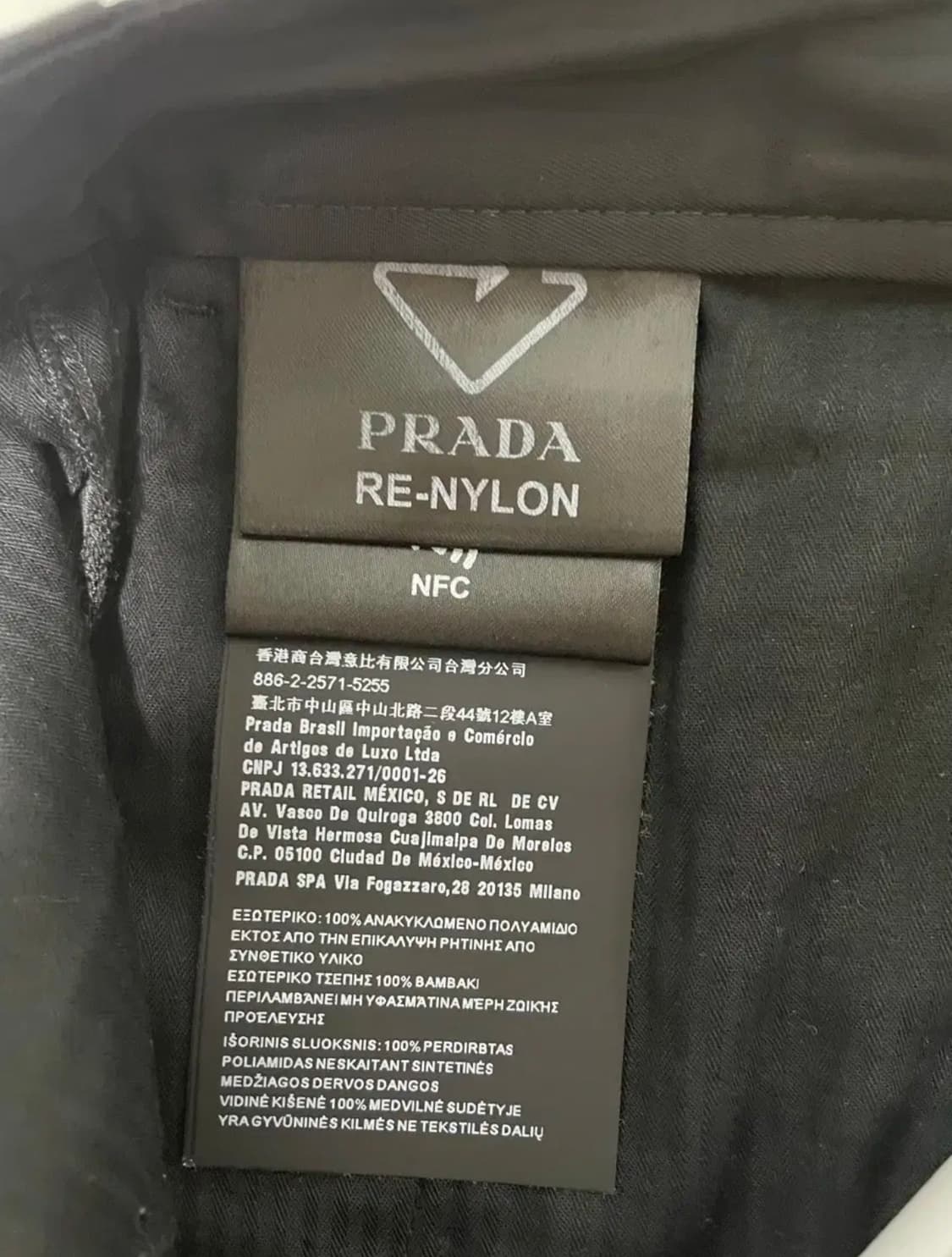 프라다 리나일론 트라이앵글 로고 셋업 50/48 상품이미지9