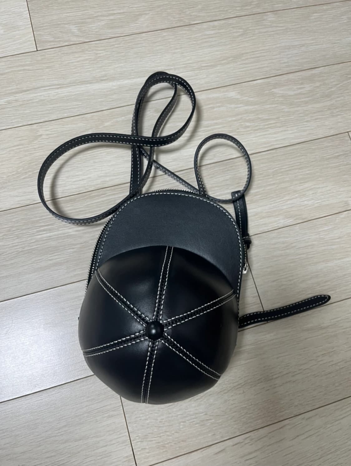 jw anderson 제이더블유앤더슨 미디 캡 크로스백 상품이미지1